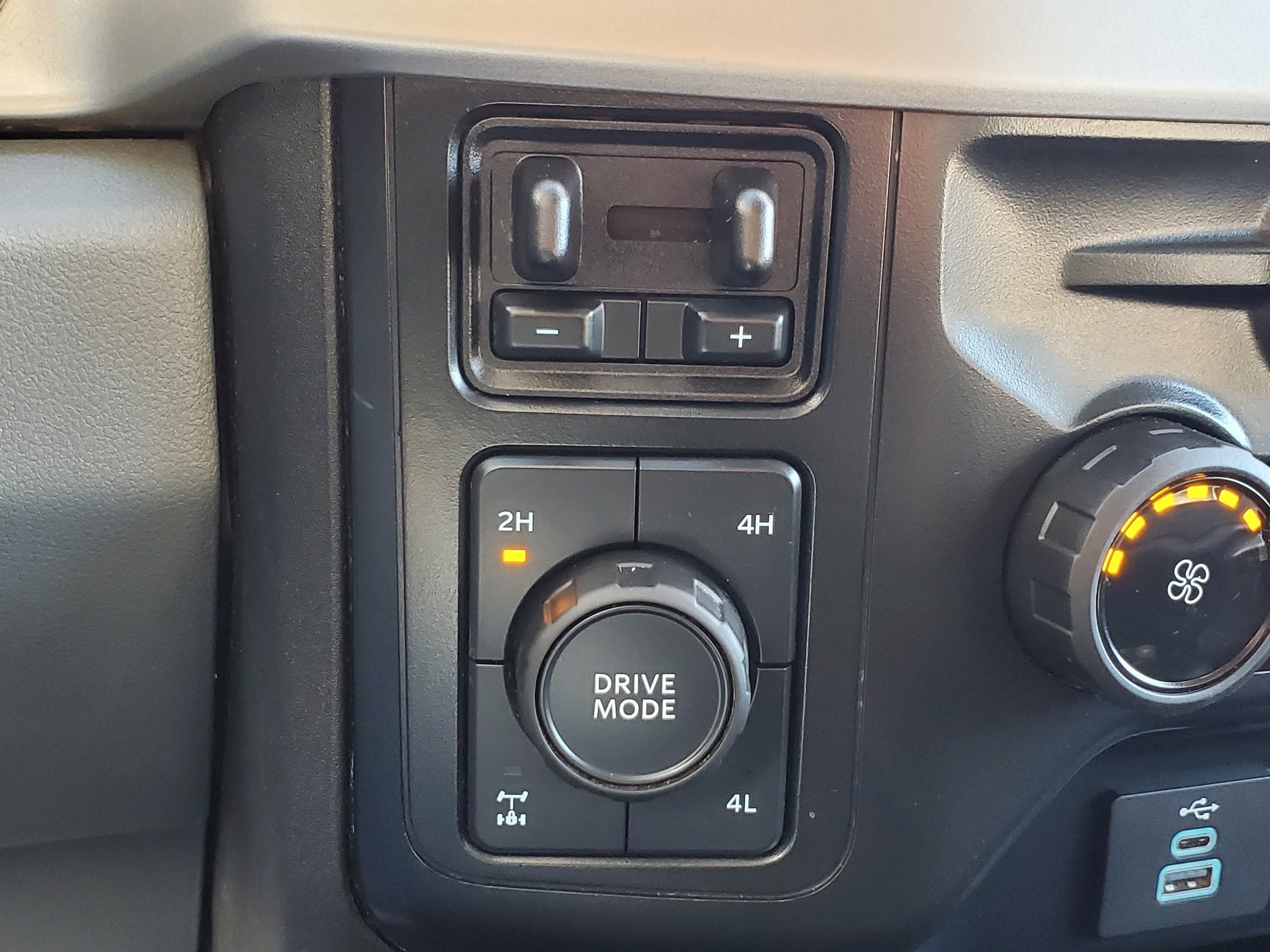 Used 2024 Ford F350 XLT w/ Black Appearance Package AWD/4WD image 23