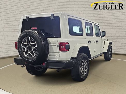 Used 2025 Jeep Wrangler Unlimited Sahara AWD/4WD image 5