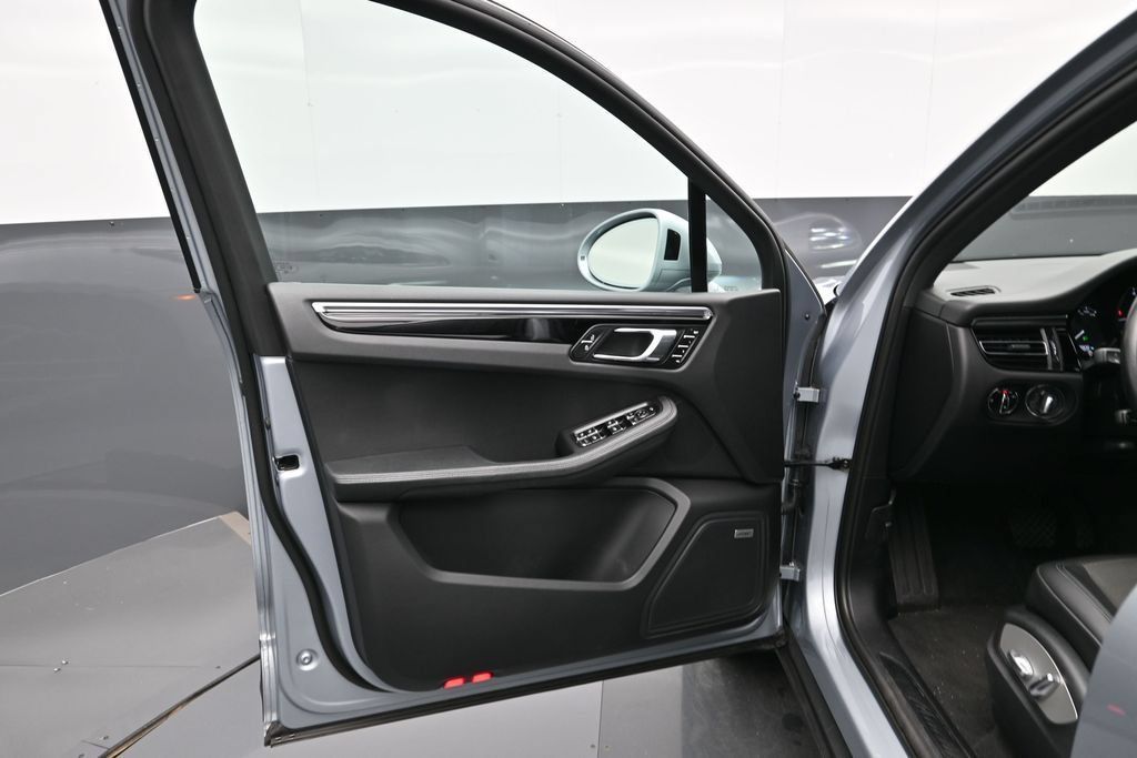 Certified 2022 Porsche Macan AWD/4WD image 8