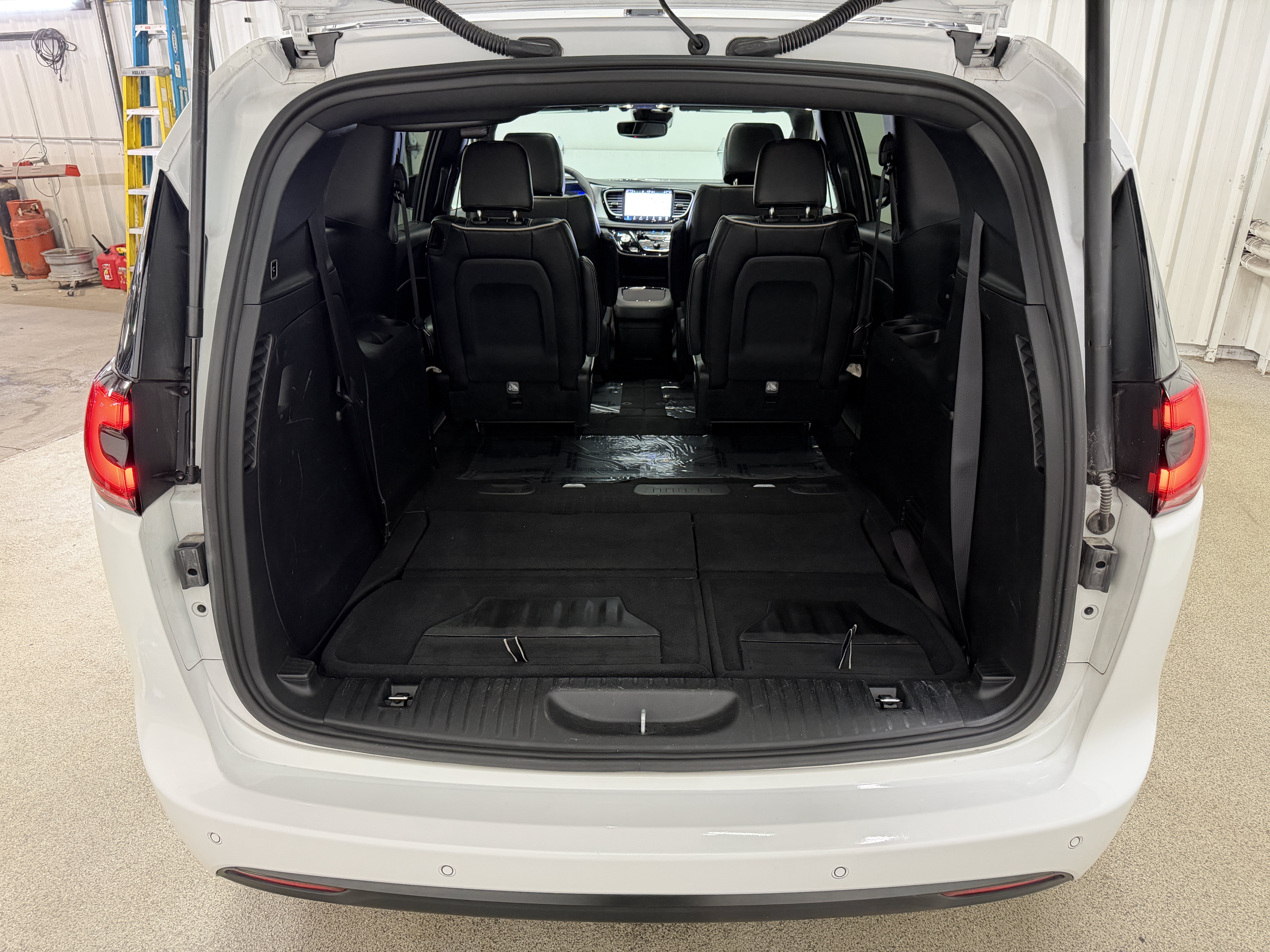 Used 2025 Chrysler Pacifica Limited FWD image 37