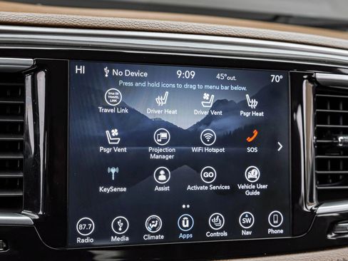 Used 2018 Chrysler Pacifica Limited image 32