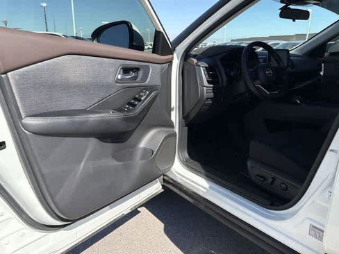 Used 2023 Nissan Rogue SV image 10