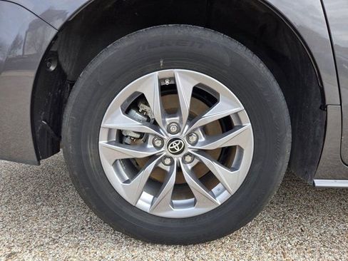 Used 2025 Toyota Sienna LE image 27