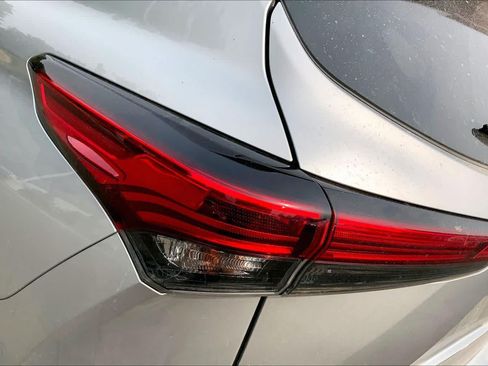 Used 2023 Toyota Highlander XLE AWD/4WD image 29