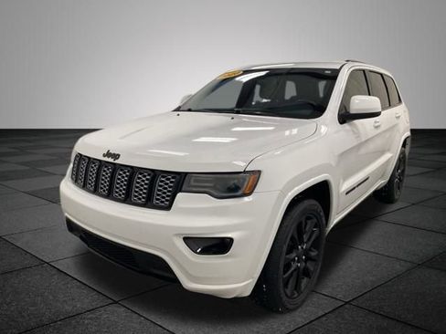 Used 2020 Jeep Grand Cherokee Altitude image 3