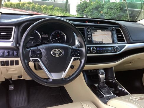 Used 2017 Toyota Highlander XLE AWD/4WD image 13
