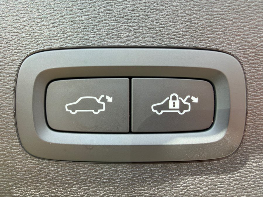 Used 2023 Volvo C40 P8 Recharge Plus w/ Protection Package Premier AWD/4WD image 43