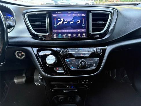 Used 2019 Chrysler Pacifica Touring Plus FWD image 19