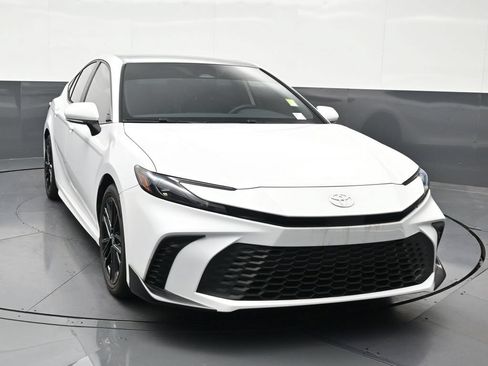Used 2026 Toyota Camry SE FWD image 8