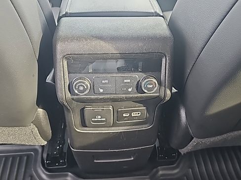 Certified 2022 GMC Acadia SLT w/ Elevation Edition image 16