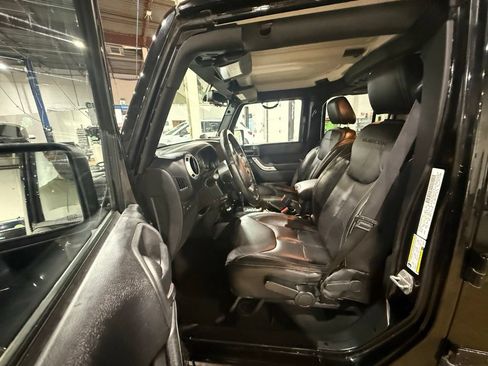 Used 2013 Jeep Wrangler Unlimited Rubicon w/ Connectivity Group AWD/4WD image 8