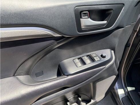 Used 2019 Toyota Highlander SE FWD image 17