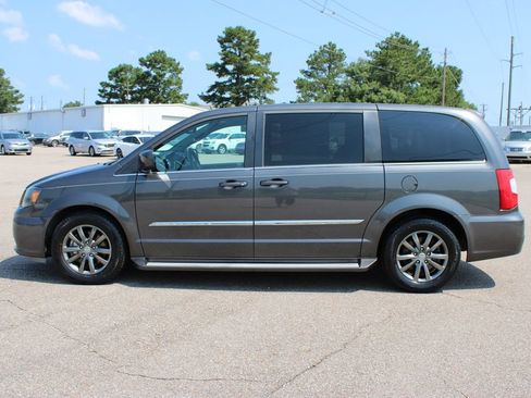Used 2016 Chrysler Town & Country S w/ Driver Convenience Group FWD image 3