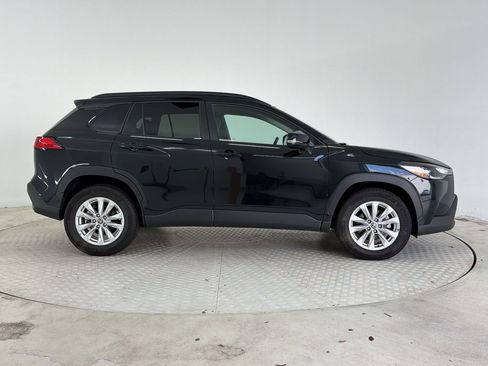 Used 2025 Toyota Corolla Cross LE FWD image 8