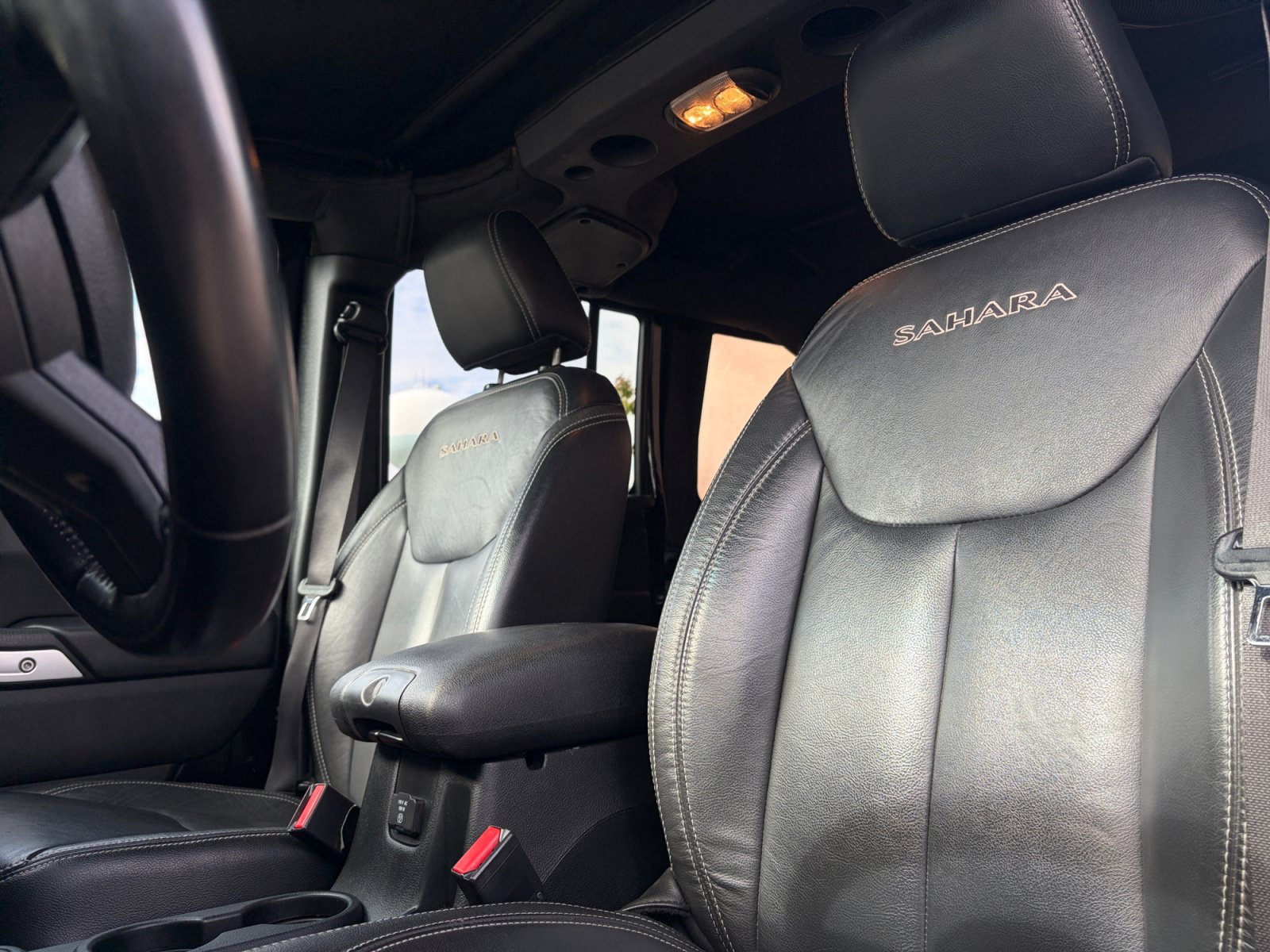 Used 2018 Jeep Wrangler Unlimited Sahara w/ Connectivity Group AWD/4WD image 14