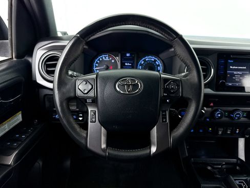 Used 2019 Toyota Tacoma TRD Off-Road w/ Technology Package AWD/4WD image 3