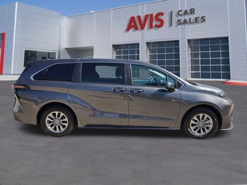 Used 2025 Toyota Sienna LE image 5