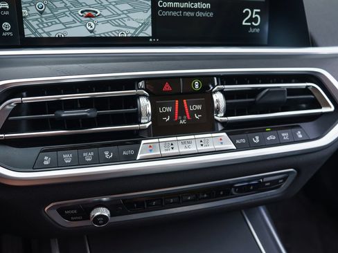 Used 2022 BMW X7 xDrive40i w/ Premium Package AWD/4WD image 25