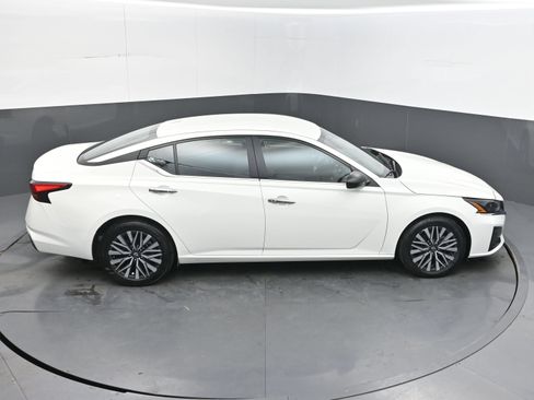 Used 2025 Nissan Altima 2.5 SV FWD image 39