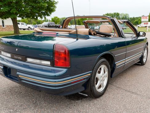 Used 1995 Oldsmobile Cutlass Supreme Convertible FWD image 3