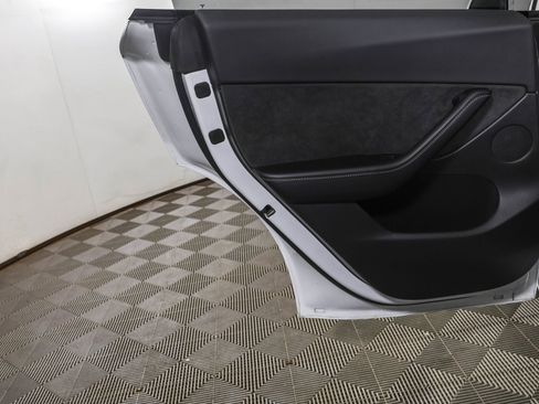 Used 2022 Tesla Model Y Long Range image 37