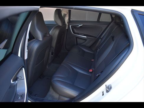 Used 2017 Volvo V60 T5 Cross Country w/ Convenience Package image 19