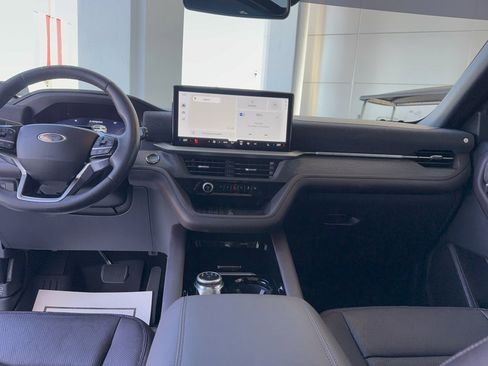 Used 2025 Ford Explorer Platinum image 31