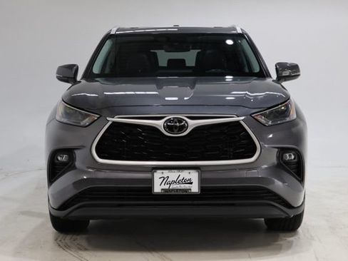 Used 2023 Toyota Highlander XLE FWD image 2