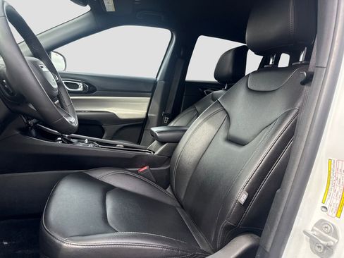 Used 2025 Jeep Compass Limited image 11