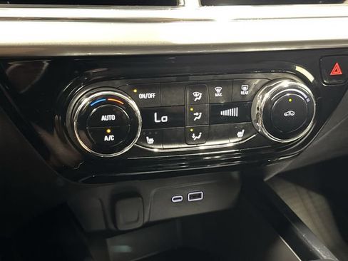 Certified 2025 Chevrolet Trax LT w/ LT Convenience Package FWD image 19