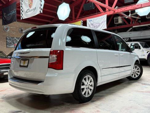 Used 2014 Chrysler Town & Country Touring FWD image 4