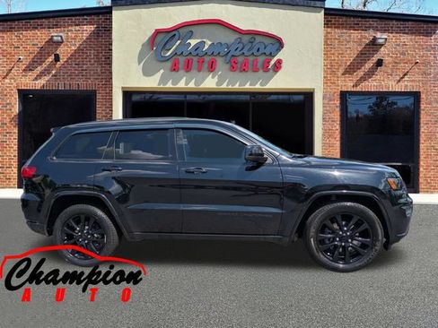 Used 2019 Jeep Grand Cherokee Altitude RWD image 3