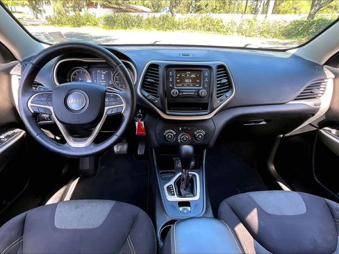 Used 2018 Jeep Cherokee Latitude w/ Altitude Package image 7