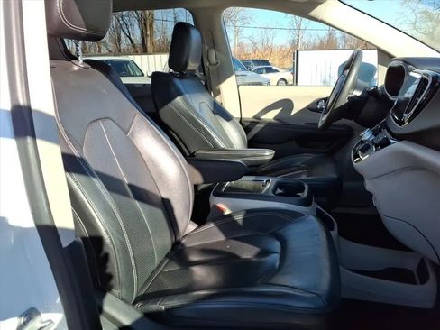 Used 2022 Chrysler Pacifica Touring-L image 13