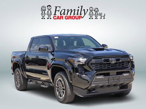 Used 2025 Toyota Tacoma TRD Sport AWD/4WD image 2