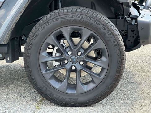 Used 2025 Jeep Wrangler Unlimited Sahara AWD/4WD image 7