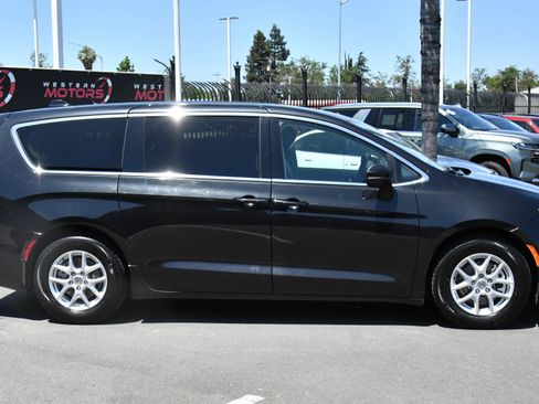 Used 2023 Chrysler Pacifica Touring-L FWD image 9