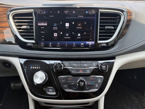 Certified 2023 Chrysler Pacifica Limited image 11