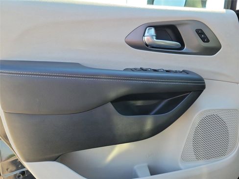 Used 2023 Chrysler Pacifica Touring-L FWD image 21