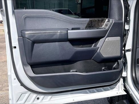 Used 2025 Ford F250 Lariat w/ Black Appearance Package image 17