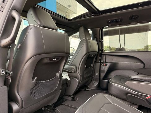 Used 2026 Chrysler Pacifica Limited FWD image 19