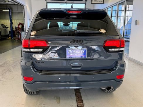 Used 2017 Jeep Grand Cherokee Altitude image 4