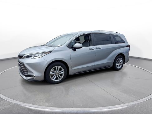 Used 2021 Toyota Sienna Limited AWD/4WD image 4