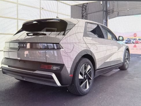 Used 2025 Hyundai Ioniq 5 SE image 2