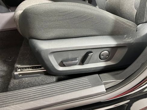 Used 2025 Nissan Rogue SV FWD image 24