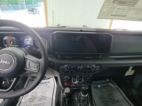 Used 2025 Jeep Gladiator Mojave w/ Convenience Group image 10