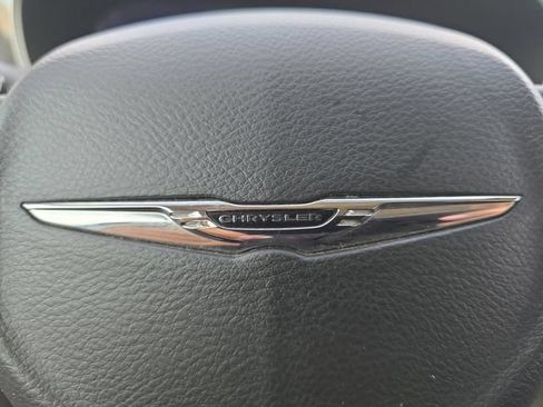 Used 2022 Chrysler Pacifica Touring-L FWD image 5