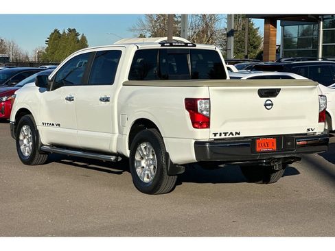 Used 2018 Nissan Titan SV image 8