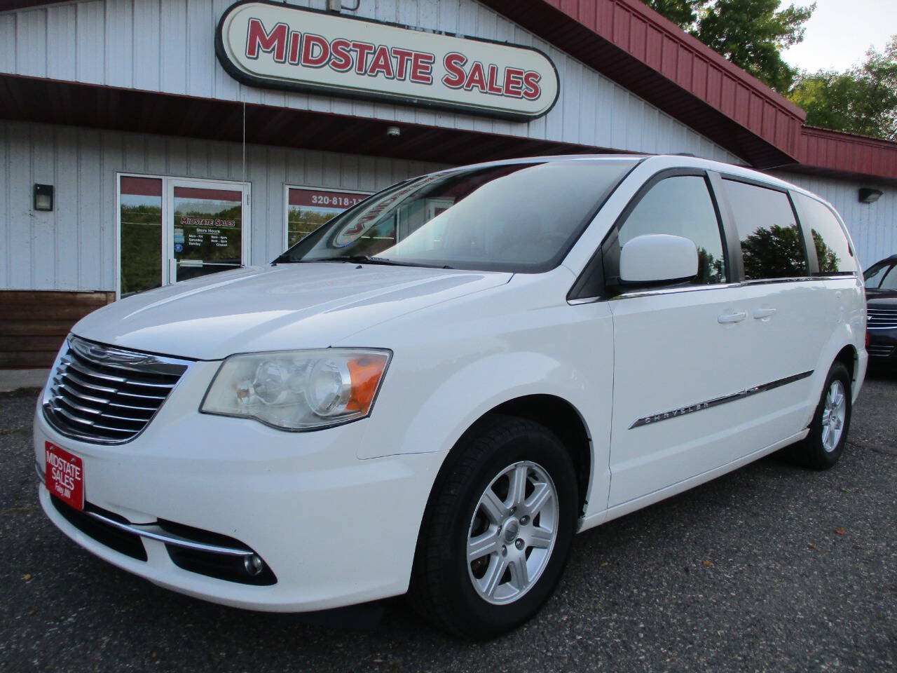 Used 2012 Chrysler Town & Country Touring FWD image 1