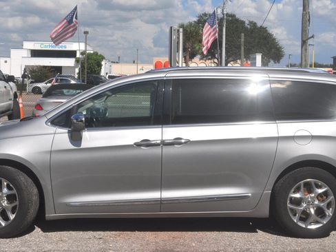 Used 2018 Chrysler Pacifica Limited FWD image 2
